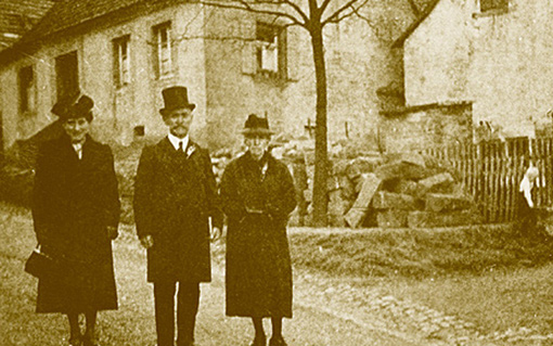 Kirchgang in der Pflasterstra�e