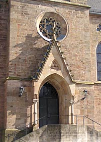 Schallodenbach, St. Laurentiuskirche -  Eingangsportal 