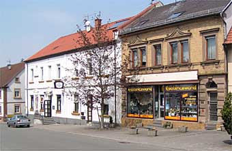 Bellheimer Hof und mittlerweile umgesiedelter Esoterikladen in der Hauptstra&szlig;e von Schallodenbach