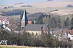 Blick auf St. Laurentius in Schallodenbach vom Friedhof her