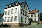 Die ehemaligen Schulgeb&auml;ude von Schallodenbach - heute B�rgerhaus