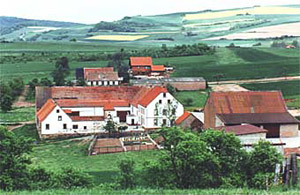 Der Hahnbacherhof bei Schallodenbach. Im Vordergrund das landwirtschaftliche Anwesen Maué, im Hintergrund das Anwesen Krüger mit dem neuen "Bildhaus"